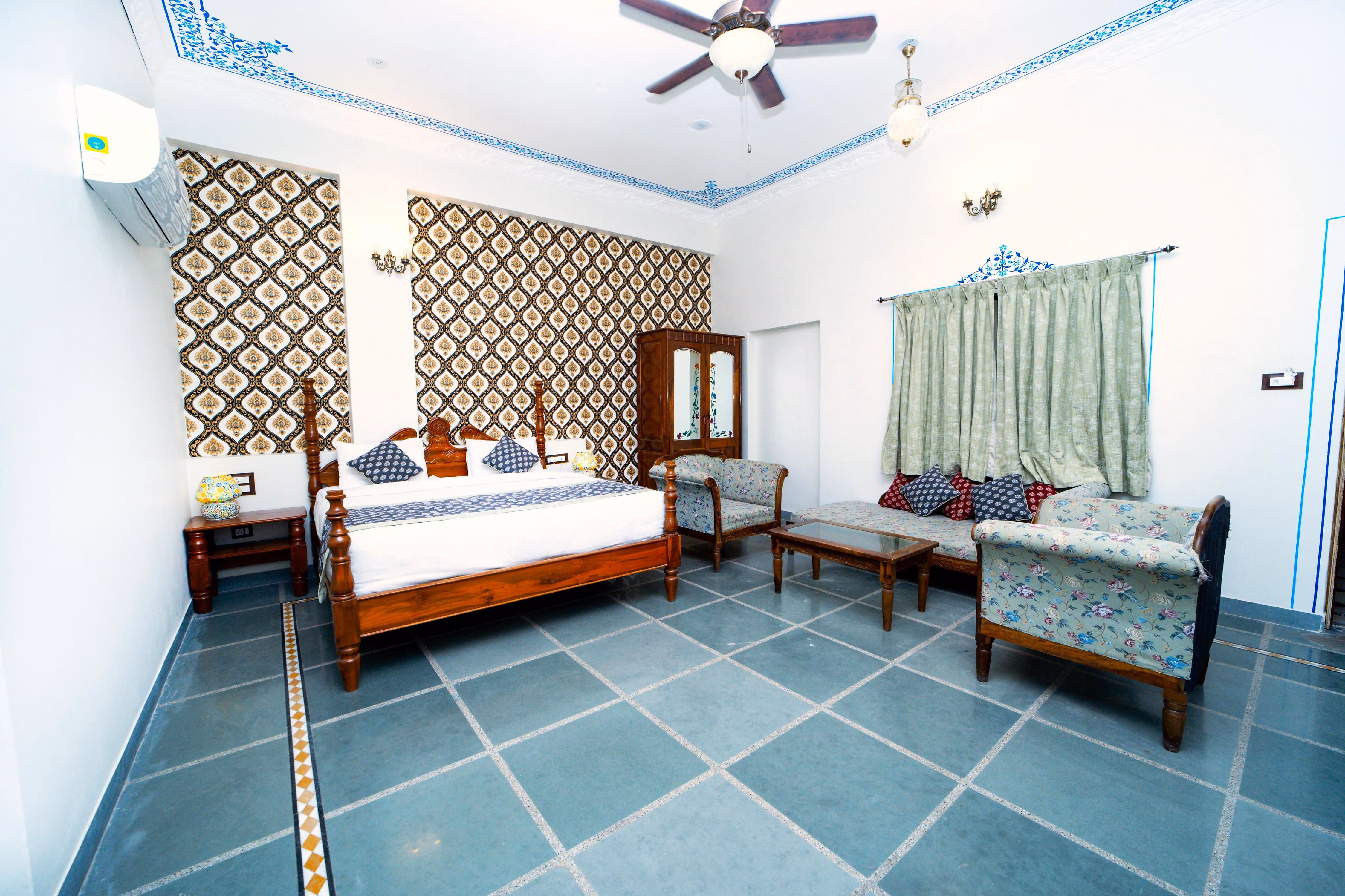 Spacious bedroom with a direct view of the Mountain
