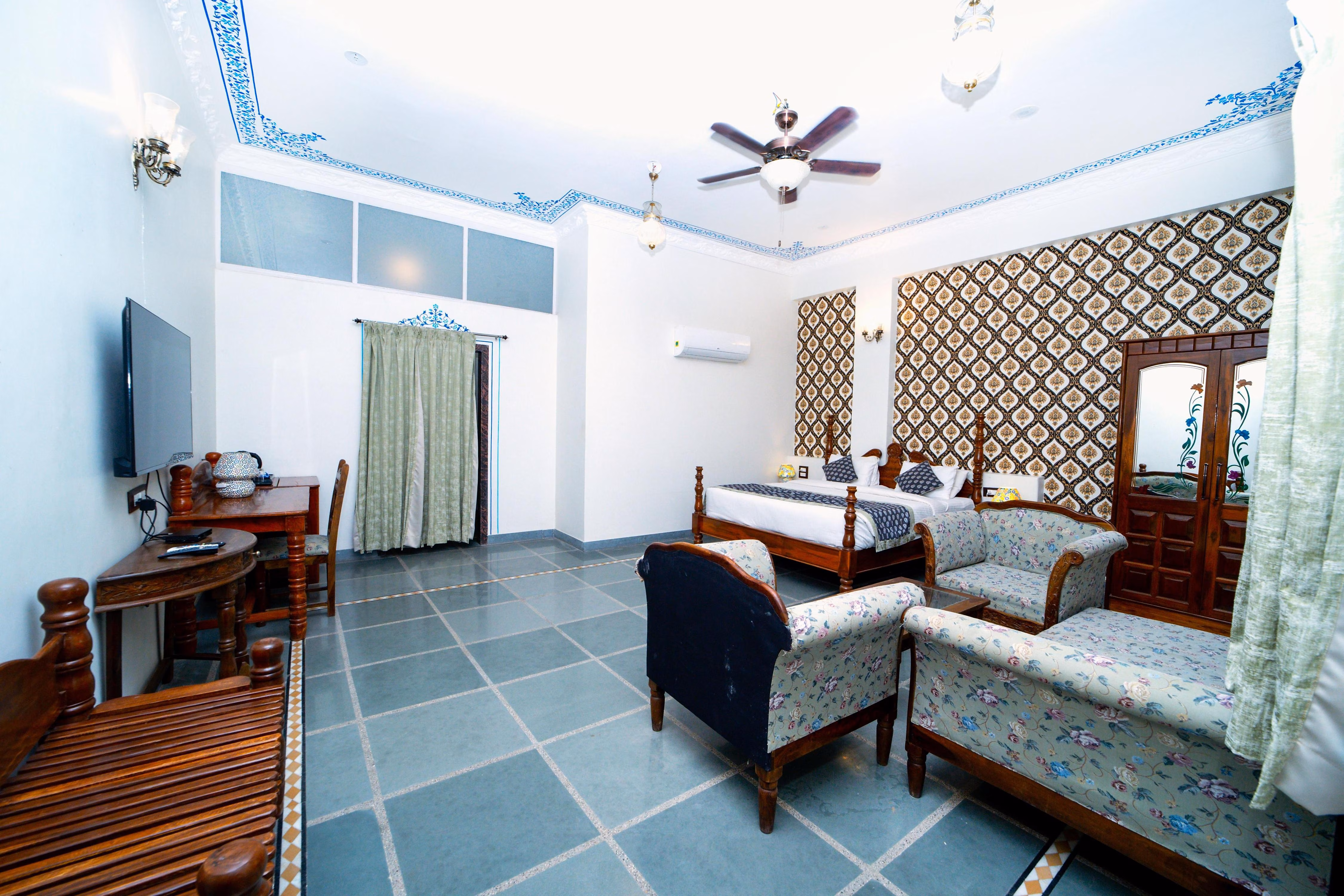 Private balcony with comfortable seating and an Mountain vista